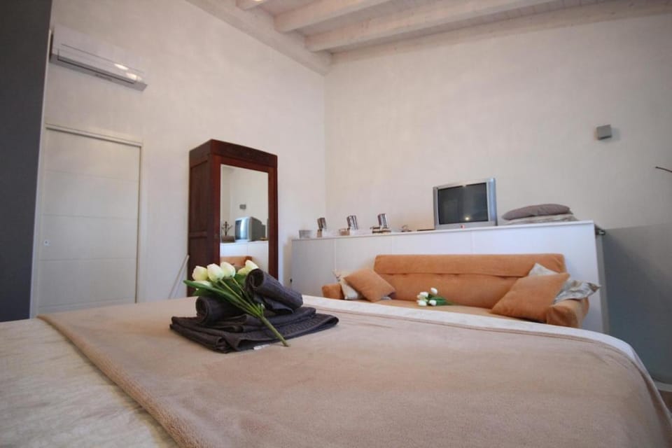 Bedroom, air conditioner