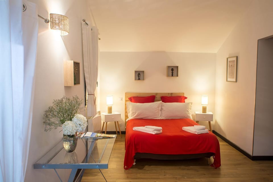 MAISON MAUPAS Chambre Rouge Bed and Breakfast in Occitanie