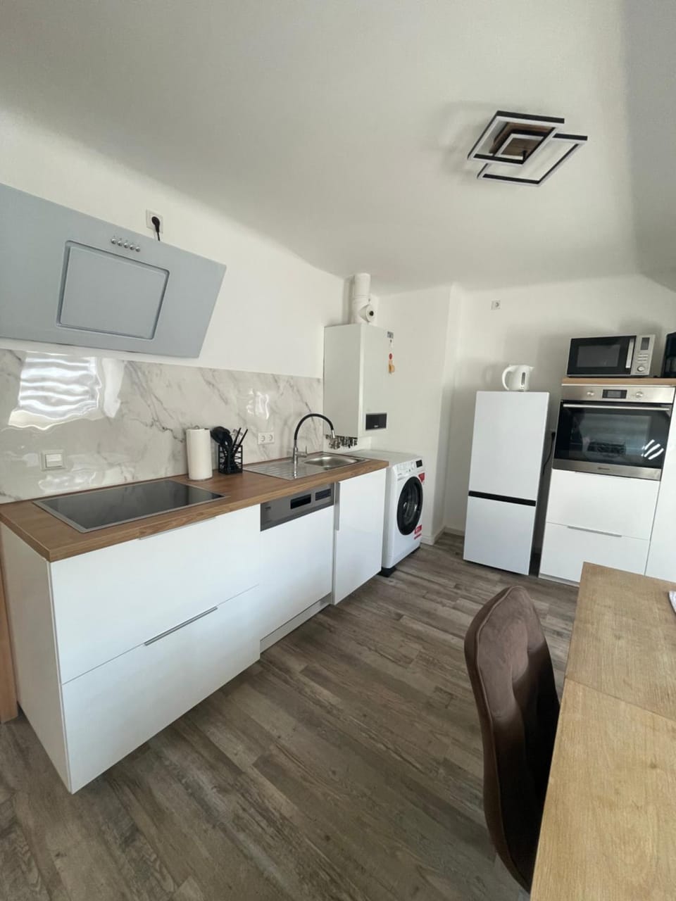 Coffee/tea facilities, Kitchen or kitchenette, Dining area, dishwasher, oven, stove, toaster, washing machine