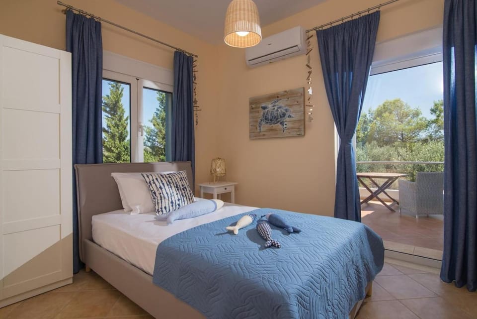 Bed, View (from property/room), Balcony/Terrace, Bedroom, towels, wardrobe, air conditioner