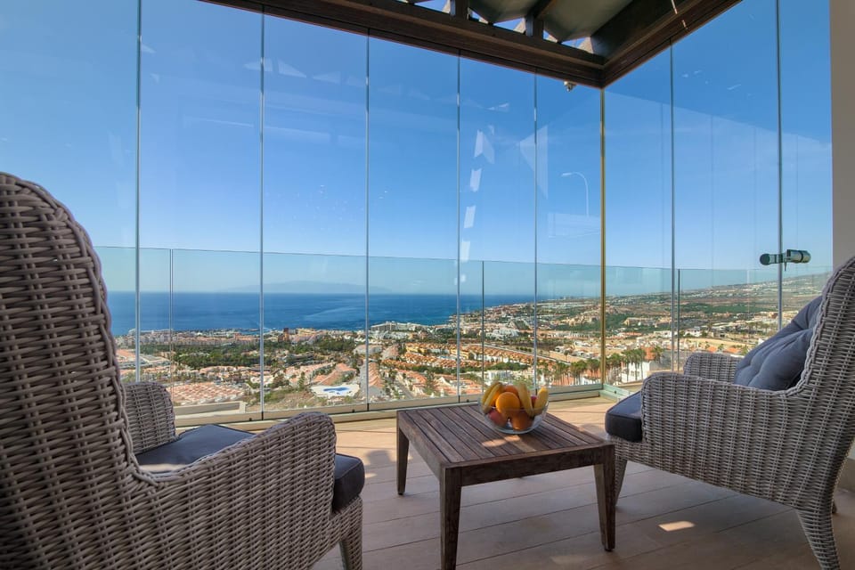 Day, Natural landscape, View (from property/room), Balcony/Terrace, Living room, Seating area, City view, Sea view