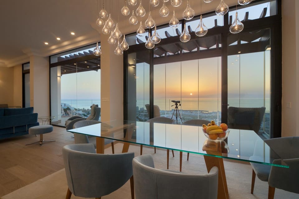 Natural landscape, Living room, Decorative detail, Seating area, Dining area, Sea view, Meals, Sunrise, Sunset