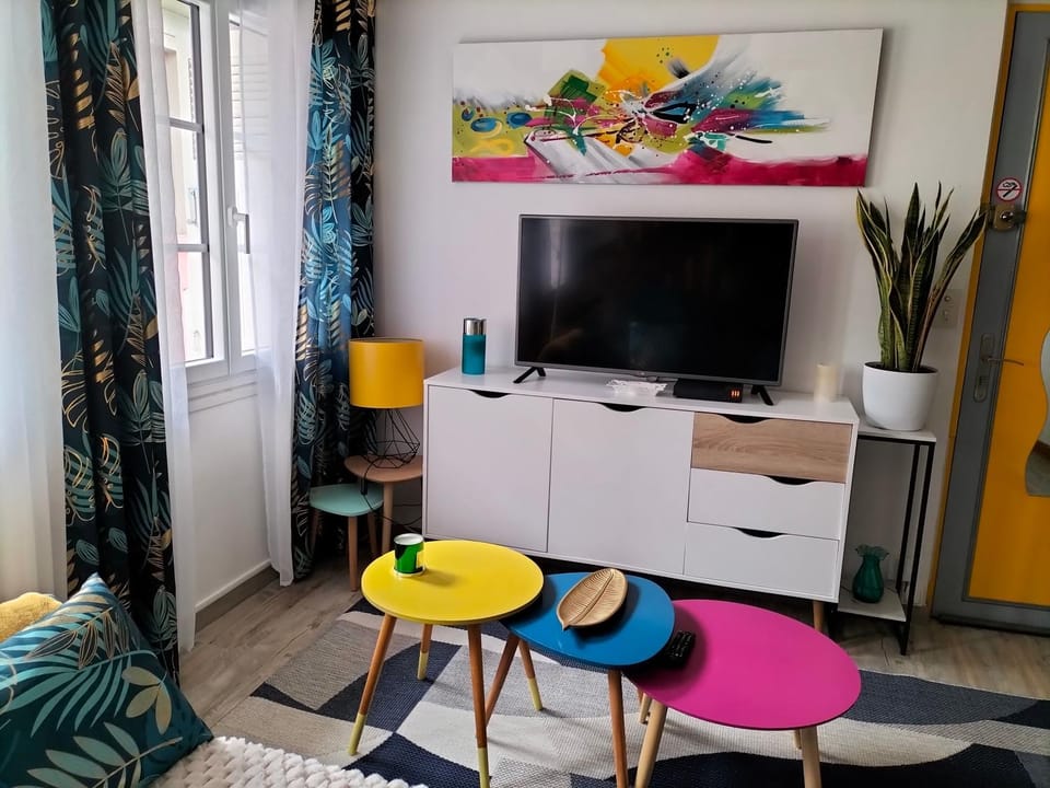 Près des Thermes de Bagnères de Bigorre, loft 3 étoiles, coloré et ensoleillé Apartment in Occitanie