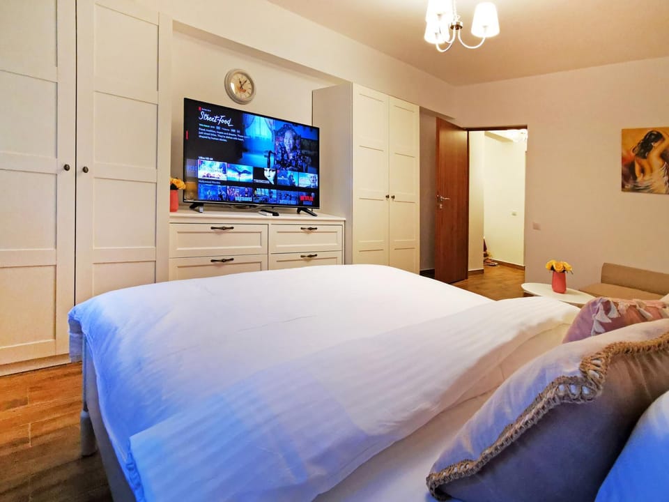 TV and multimedia, Photo of the whole room, Bedroom