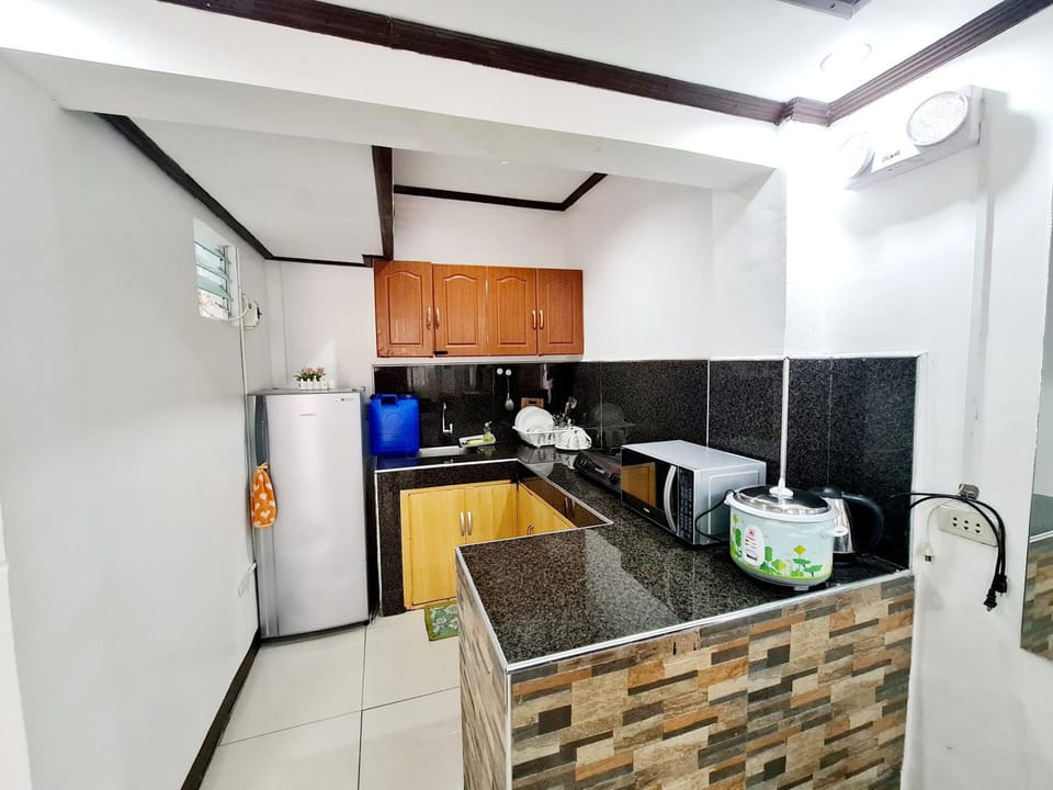 Kitchen or kitchenette, dishwasher, minibar