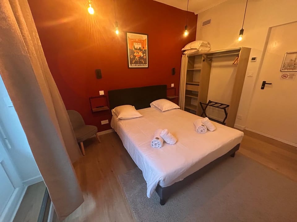 Bed, Photo of the whole room, Bedroom, storage, towels