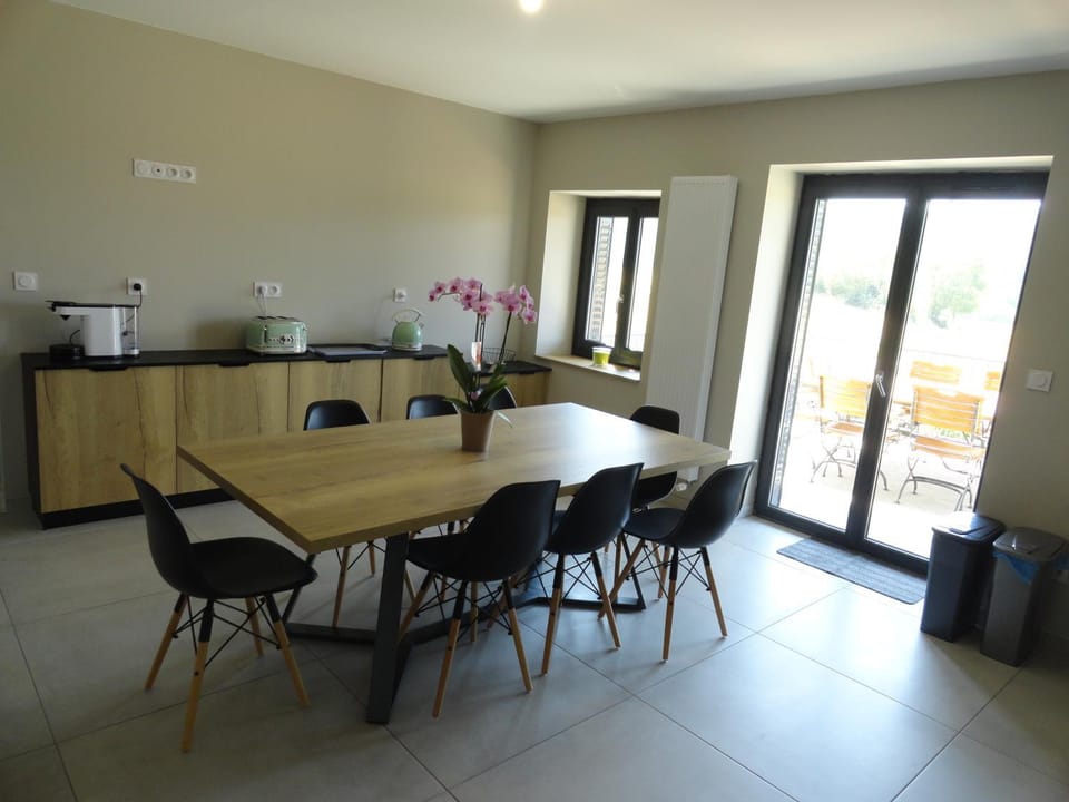 Kitchen or kitchenette, Dining area
