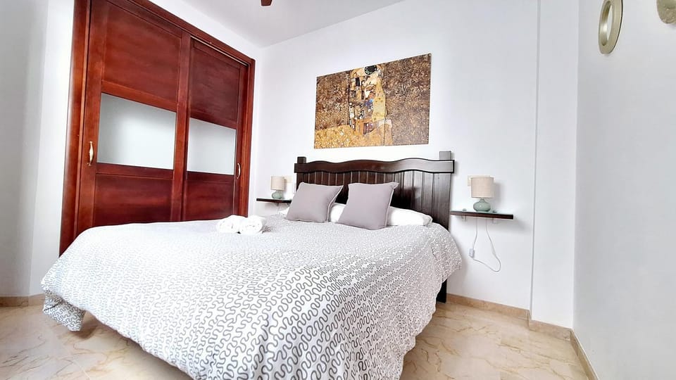 Photo of the whole room, Bedroom, towels, wardrobe