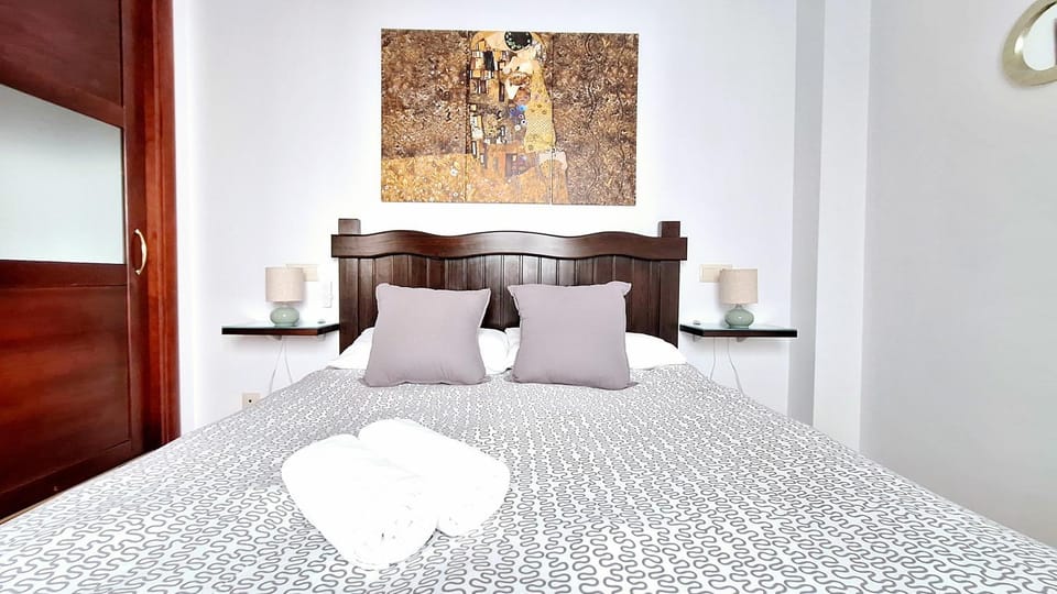 Bed, Photo of the whole room, Decorative detail, Bedroom