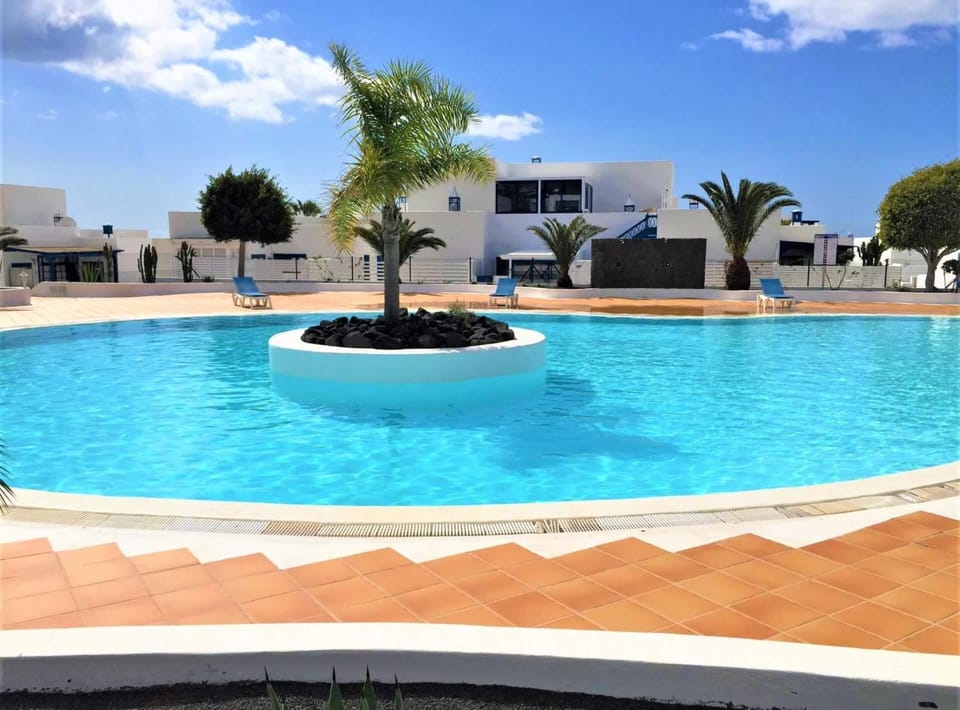 Day, Swimming pool