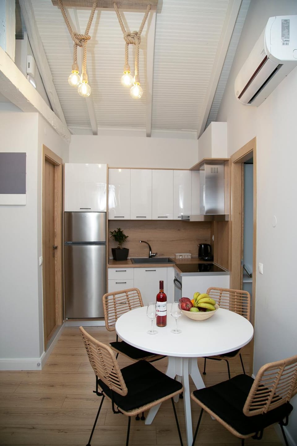 Kitchen or kitchenette, Dining area, oven, stove