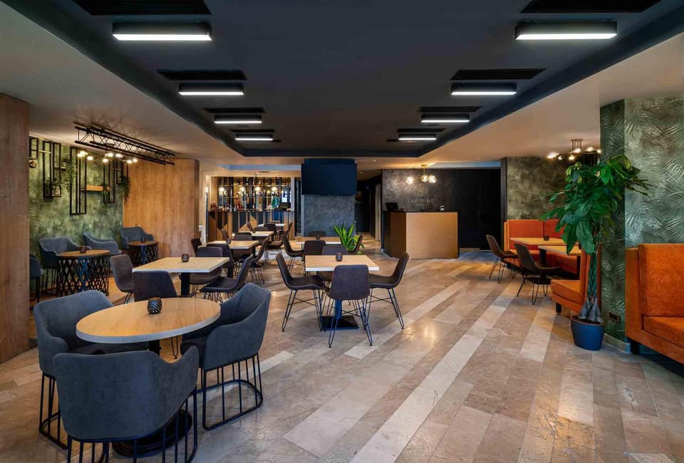 Restaurant/places to eat, Lounge or bar