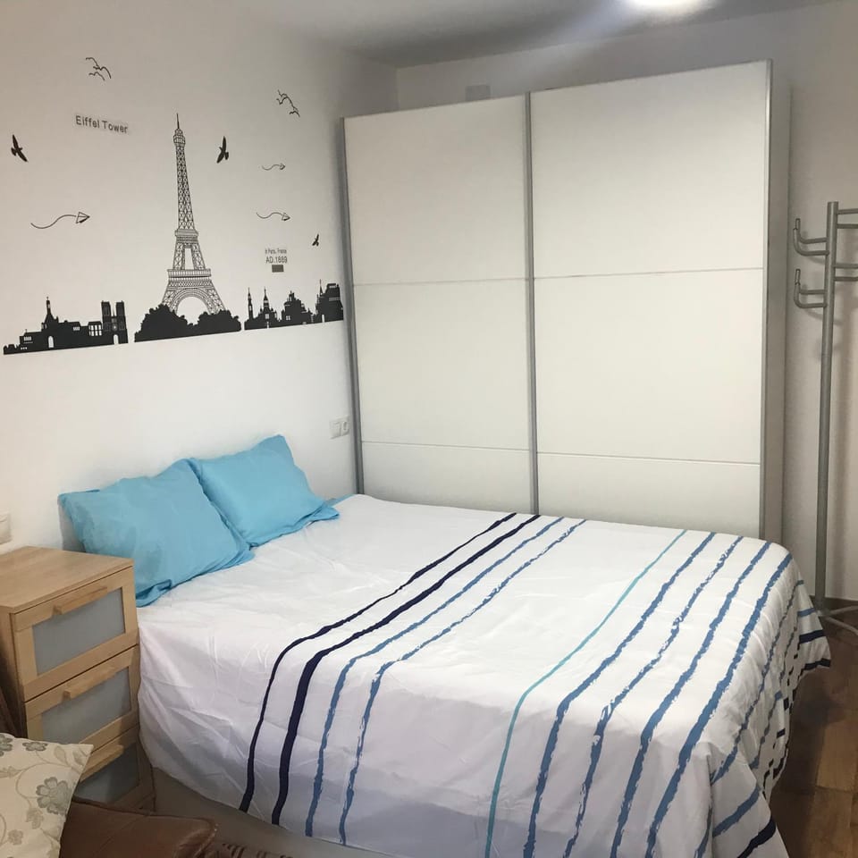 ESTUDIO LOFT en el Centro para 4 Personas Cama doble y sofá nuevo de cama doble Check in a partir de las 15 pm o antes si estuviera libre Con wifi Grandes ventanales Apartment in Torremolinos