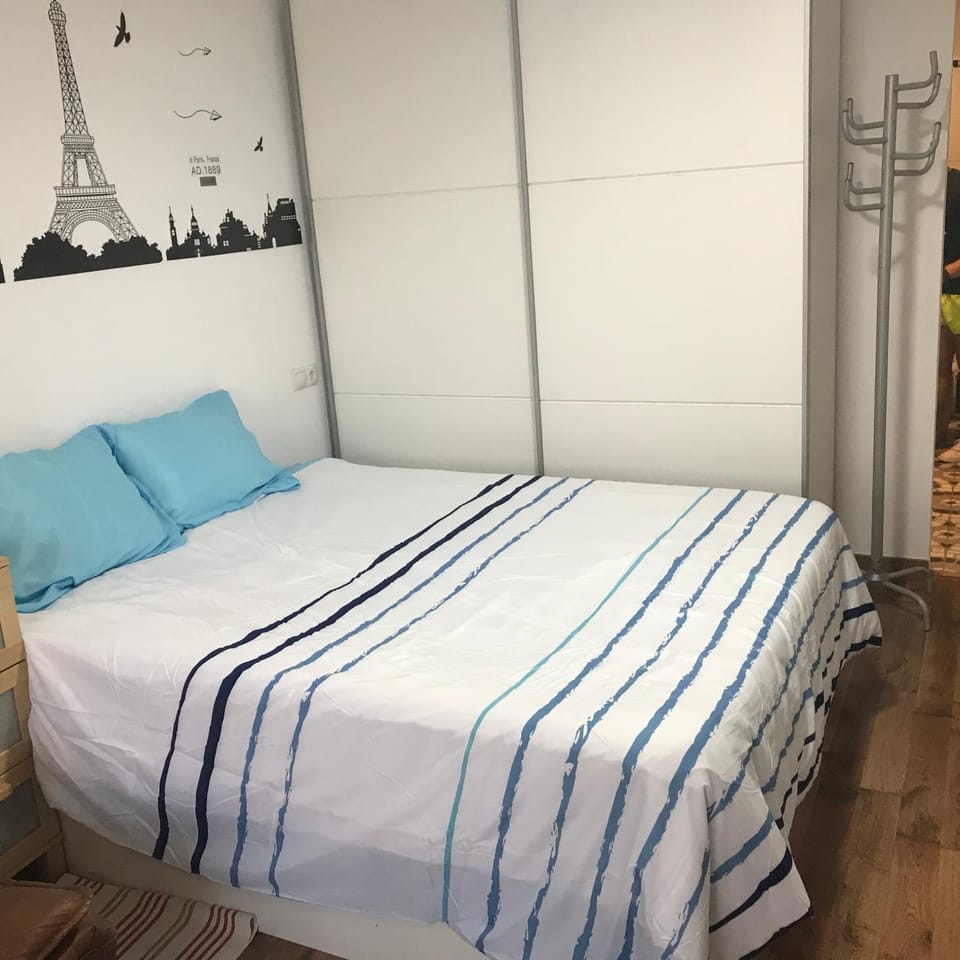 ESTUDIO LOFT en el Centro para 4 Personas Cama doble y sofá nuevo de cama doble Check in a partir de las 15 pm o antes si estuviera libre Con wifi Grandes ventanales Apartment in Torremolinos