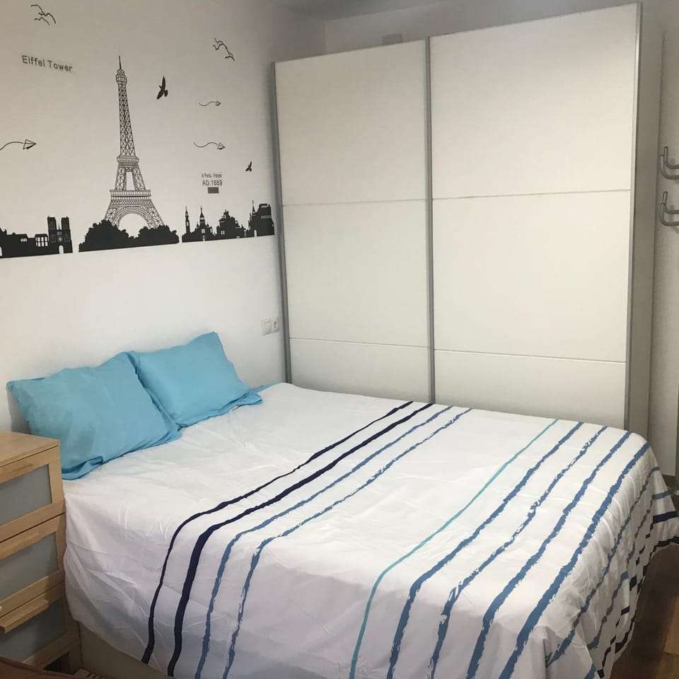 ESTUDIO LOFT en el Centro para 4 Personas Cama doble y sofá nuevo de cama doble Check in a partir de las 15 pm o antes si estuviera libre Con wifi Grandes ventanales Apartment in Torremolinos