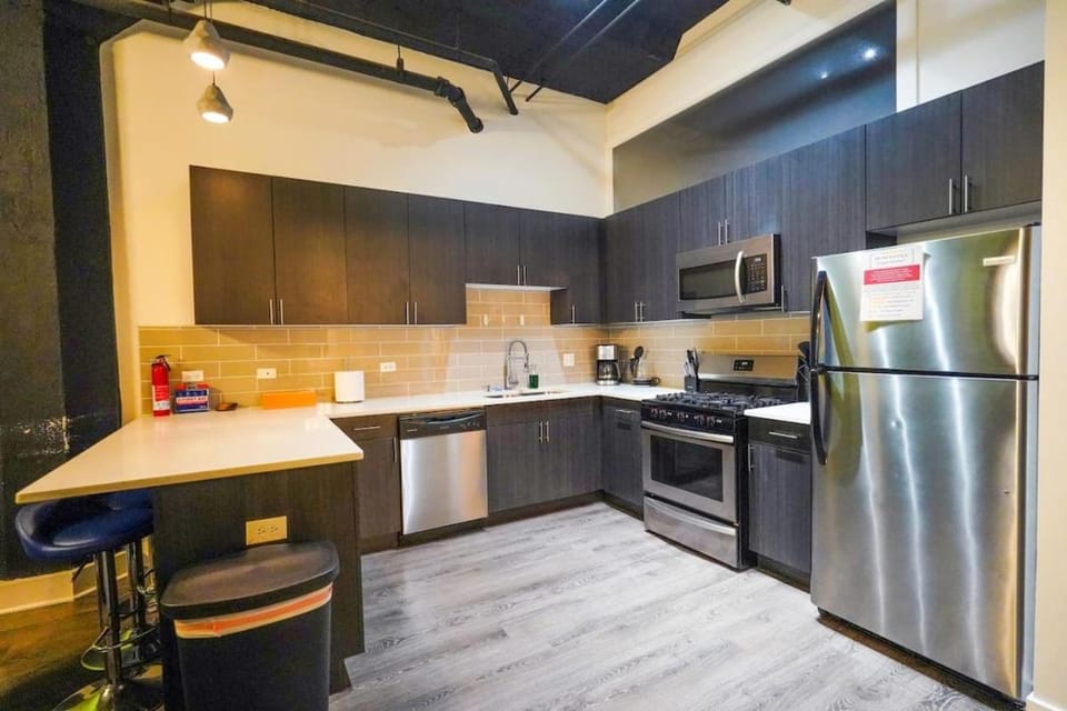 Ideal 3BR Business or Leisure Rental in Chicago Fully Stocked Kitchen & Fast Internet with Optional Parking Near Soldier Field, Grant Park & McCormick Place Apartment in South Loop
