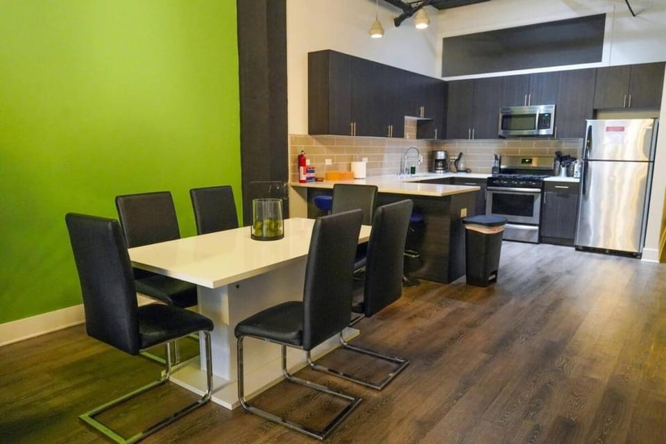 Ideal 3BR Business or Leisure Rental in Chicago Fully Stocked Kitchen & Fast Internet with Optional Parking Near Soldier Field, Grant Park & McCormick Place Apartment in South Loop