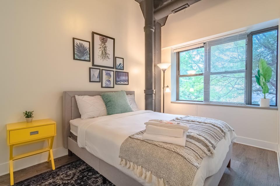 Ideal 3BR Business or Leisure Rental in Chicago Fully Stocked Kitchen & Fast Internet with Optional Parking Near Soldier Field, Grant Park & McCormick Place Apartment in South Loop