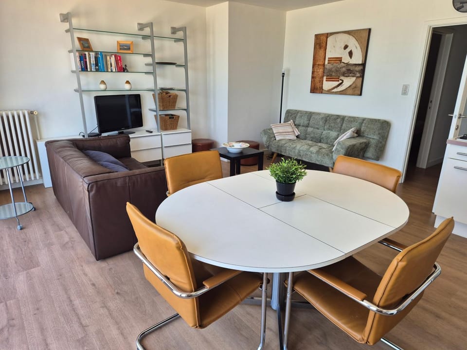 TV and multimedia, Living room, Seating area, Dining area