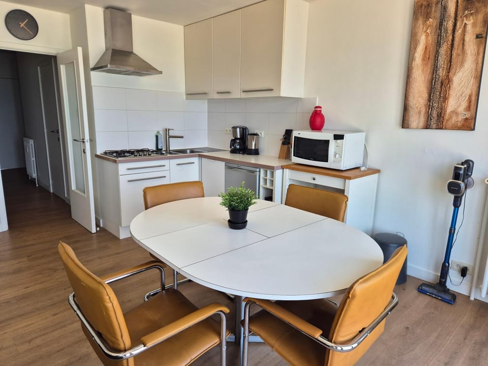 Coffee/tea facilities, Kitchen or kitchenette, Living room, Dining area, stove