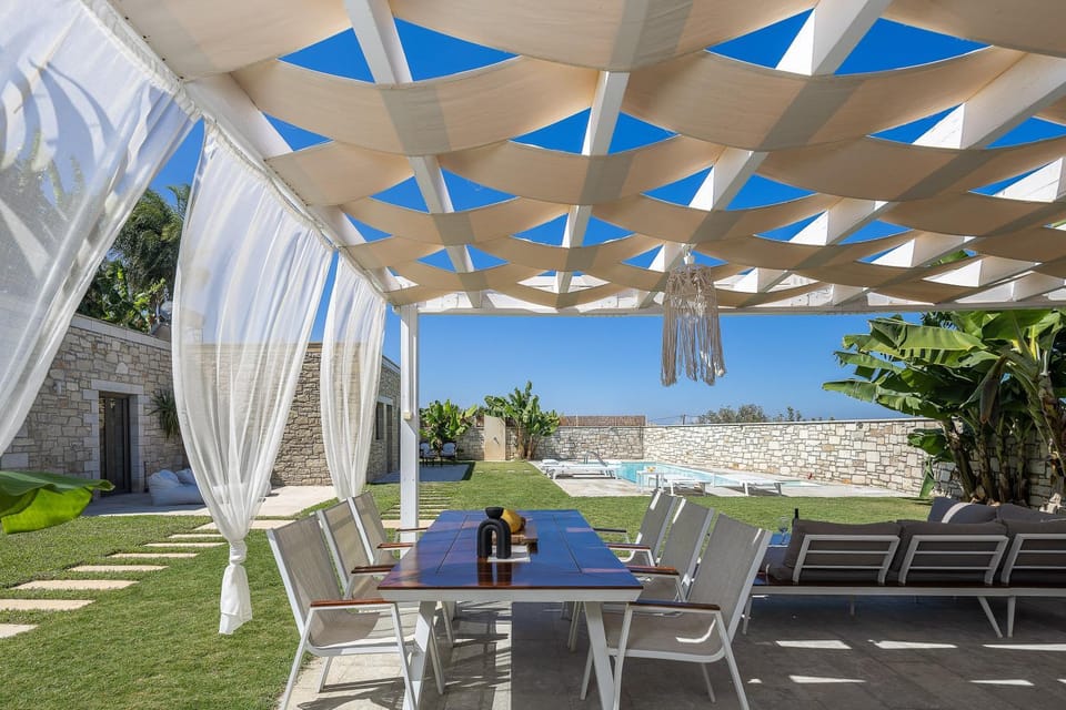 Spring, Day, Dining area, Pool view, Swimming pool, sunbed