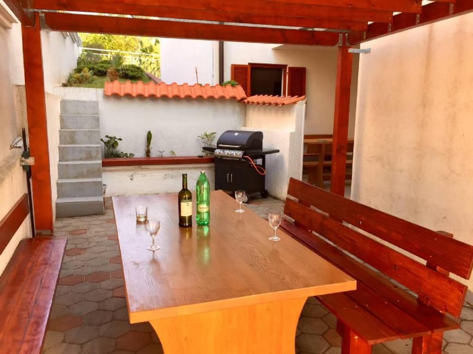 Food and drinks, Seating area, Evening entertainment, Drinks, Alcoholic drinks