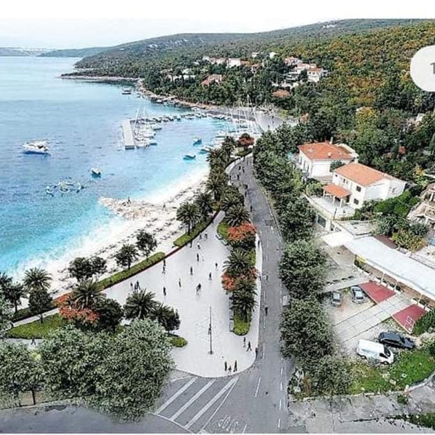 Neighbourhood, Beach