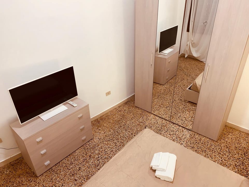 Bed, TV and multimedia, Bedroom