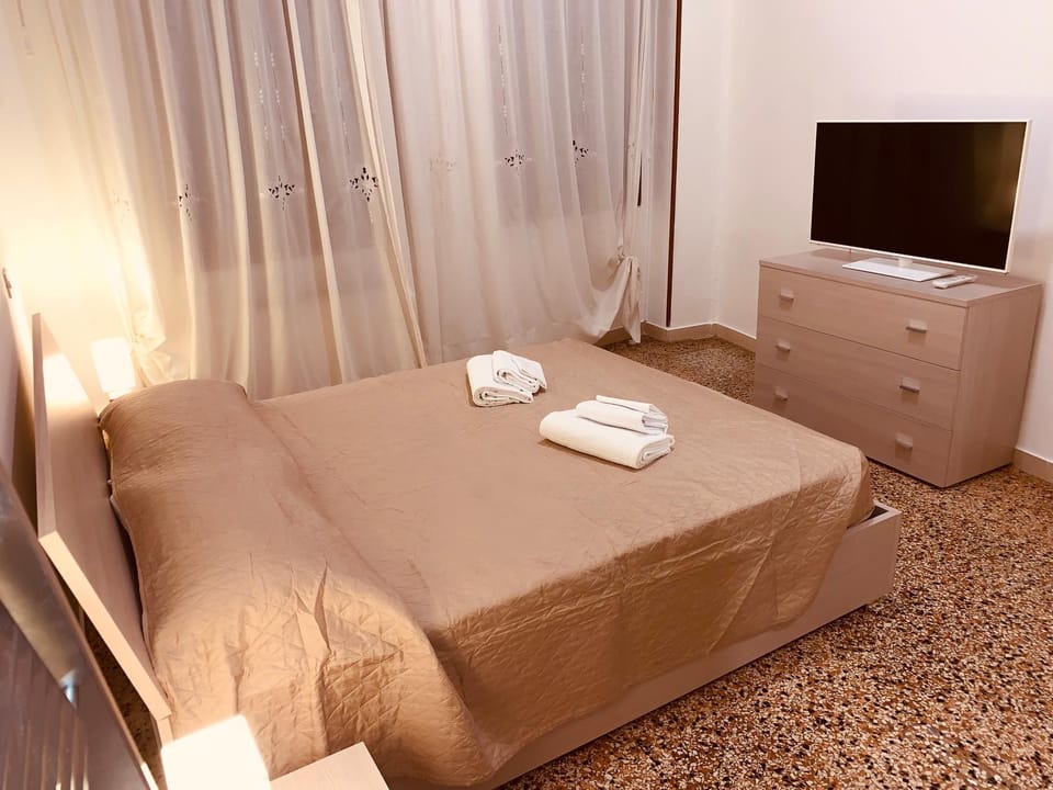 Bed, TV and multimedia, Photo of the whole room, Bedroom