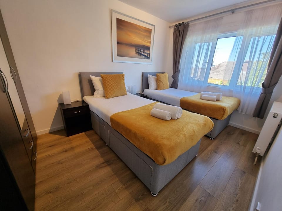 2 Bedrooms - 3 Beds - Free Parking - 168 Apartment in London Borough of Hillingdon