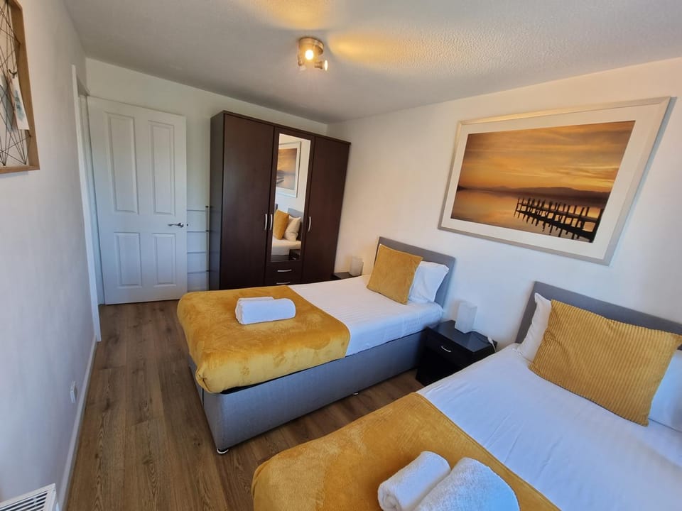 2 Bedrooms - 3 Beds - Free Parking - 168 Apartment in London Borough of Hillingdon