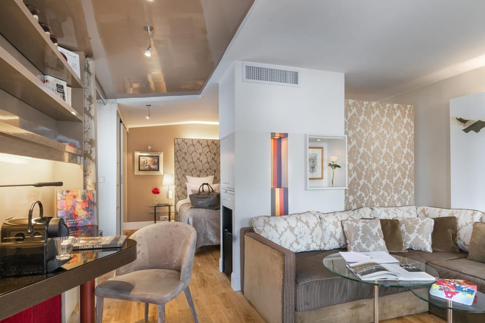 Living room, Seating area, Dining area, minibar, air conditioner