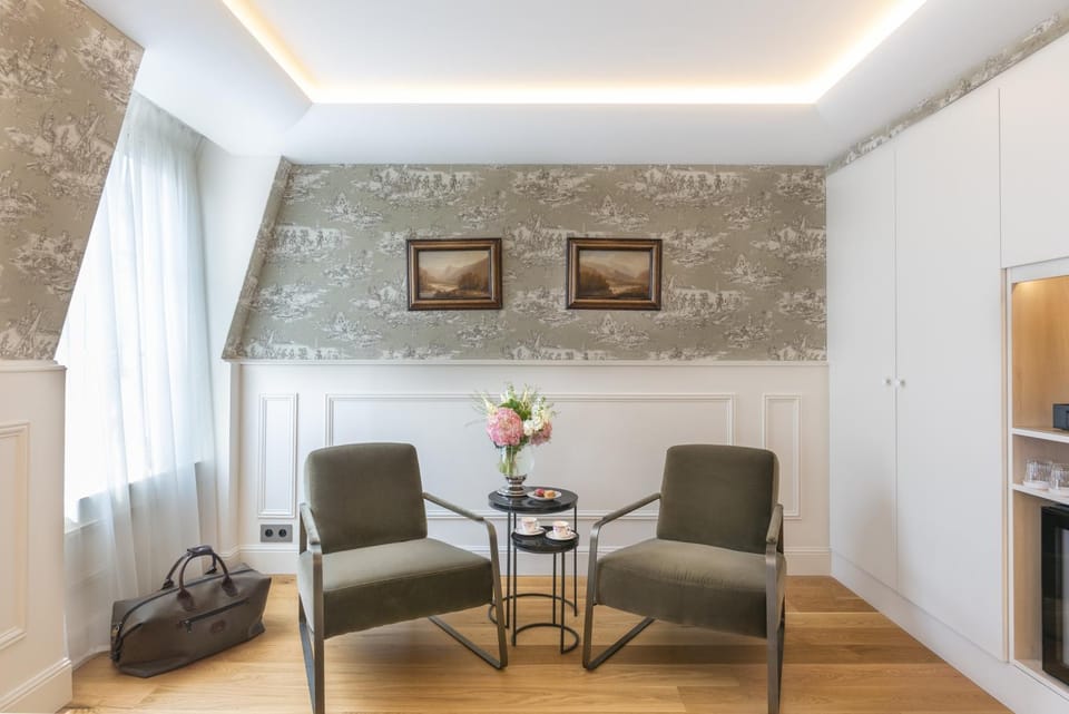 Living room, Seating area