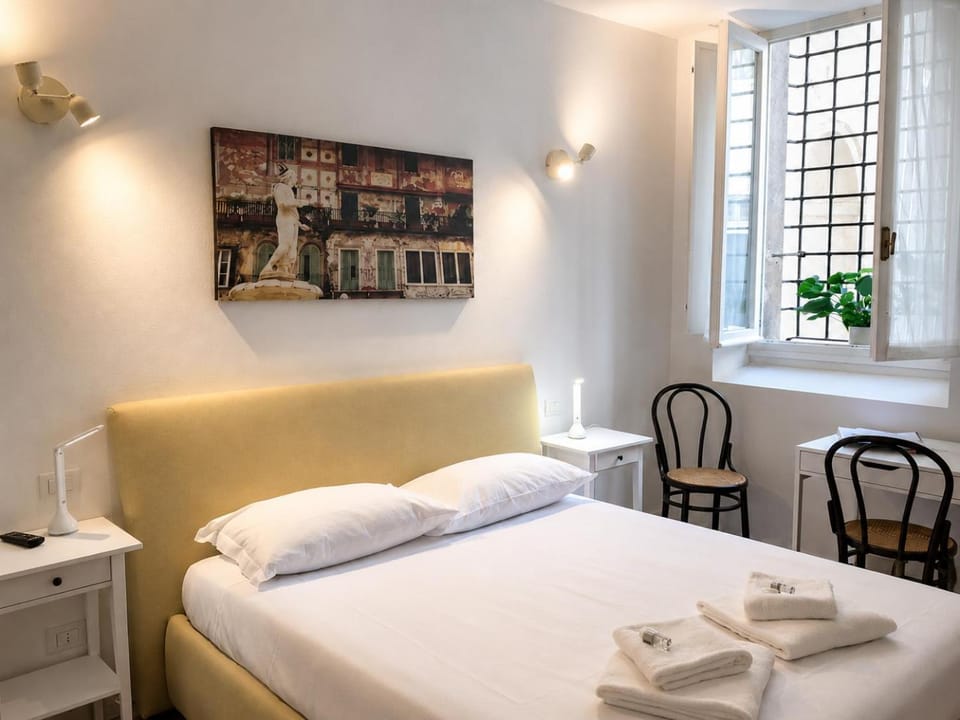 Bed, Photo of the whole room, Bedroom, Inner courtyard view, towels