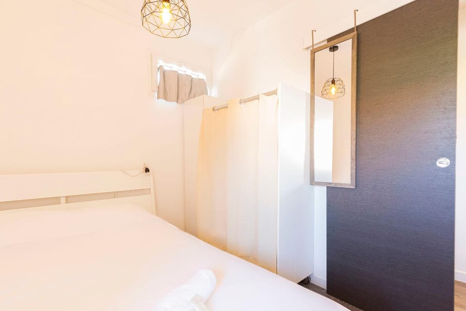 Bed, Photo of the whole room, wardrobe