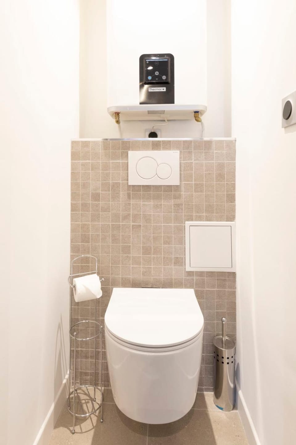 Toilet, Facade/entrance