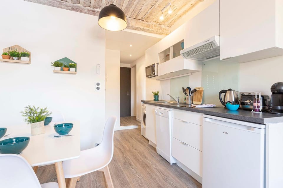 Kitchen or kitchenette, Dining area