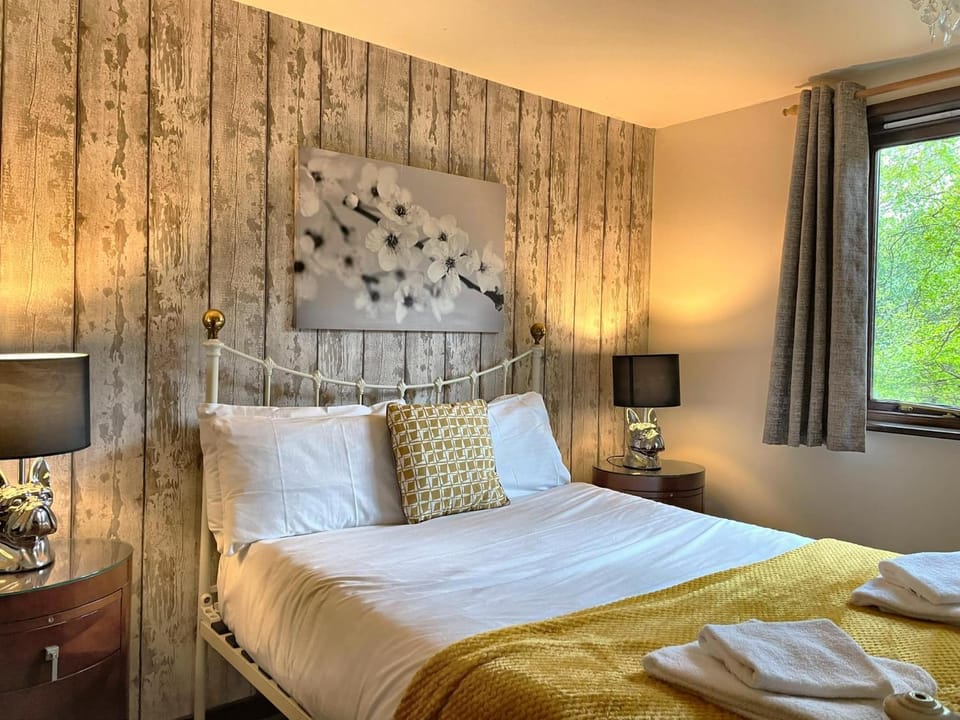Wren 23-Hot Tub-Woodland Lodges-Tenby-Pembroke Chalet in Wales