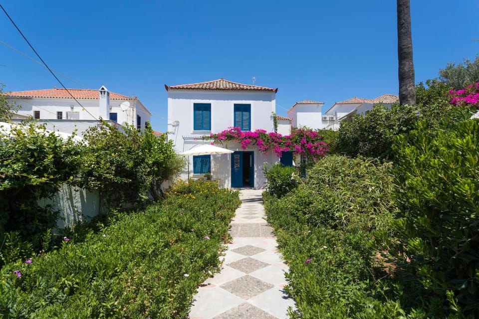 Property building, Nearby landmark, Neighbourhood, Garden