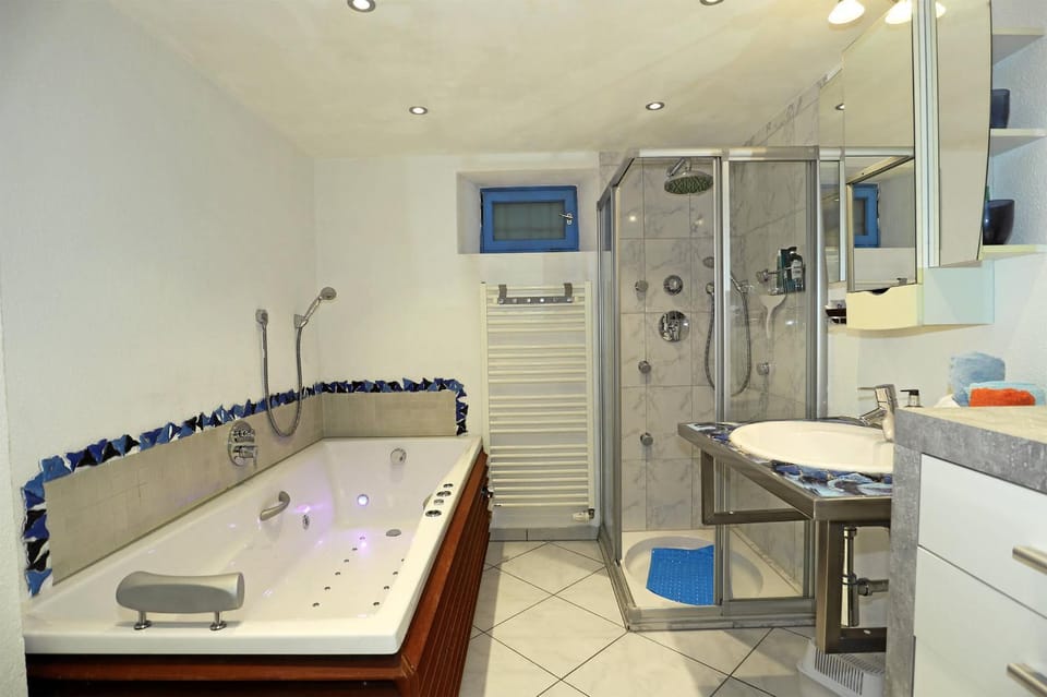 Shower, Hot Tub, Massage, Bathroom, Spa and wellness centre/facilities, Bath