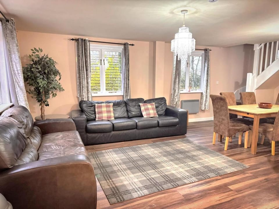 BlueBell 16-Hot Tub-Woodland Lodges-Pembrokeshire Chalet in Wales