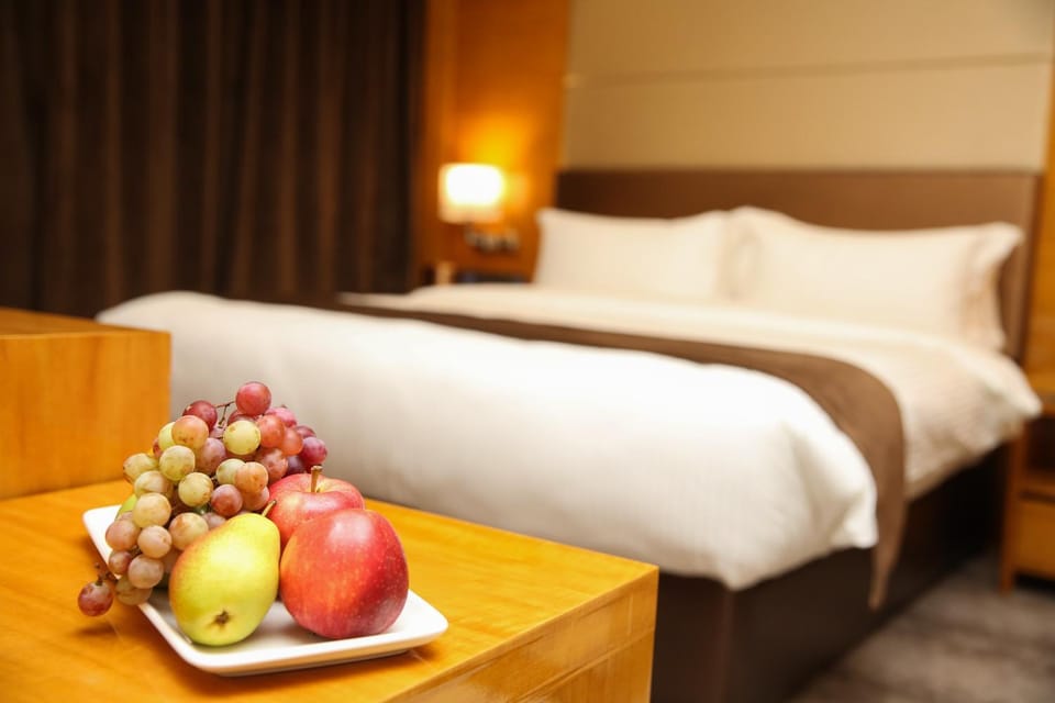 Bed, Food and drinks, Bedroom, Food