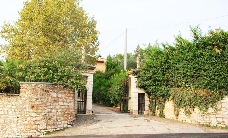 Property building, Facade/entrance, Day, Neighbourhood