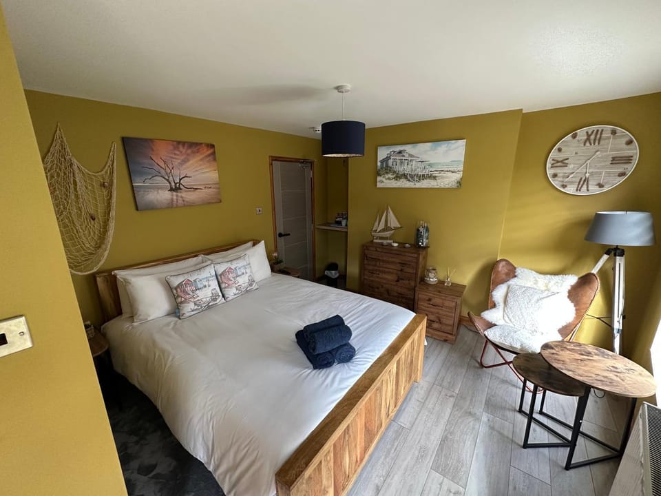 Bed, Photo of the whole room, towels