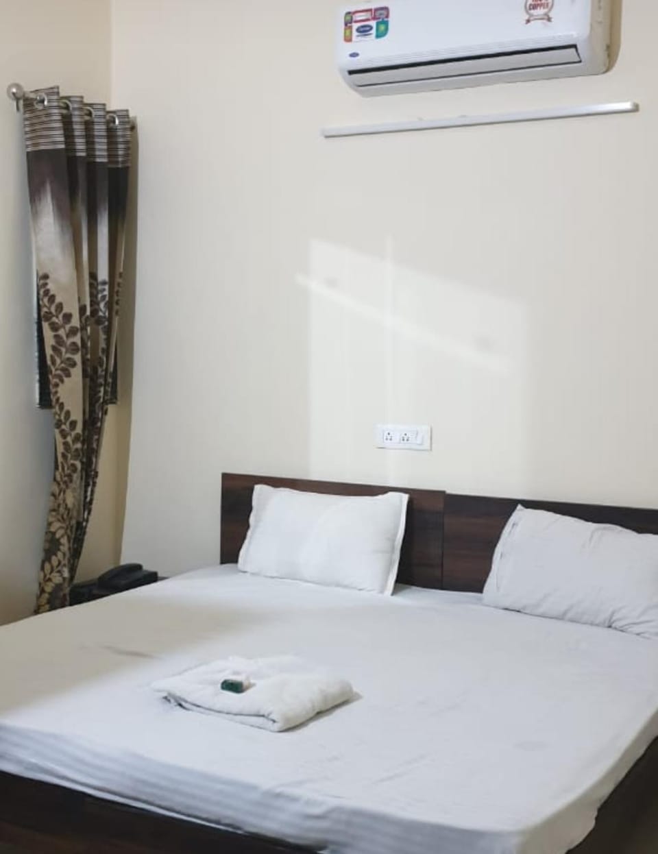 Photo of the whole room, Bedroom, air conditioner