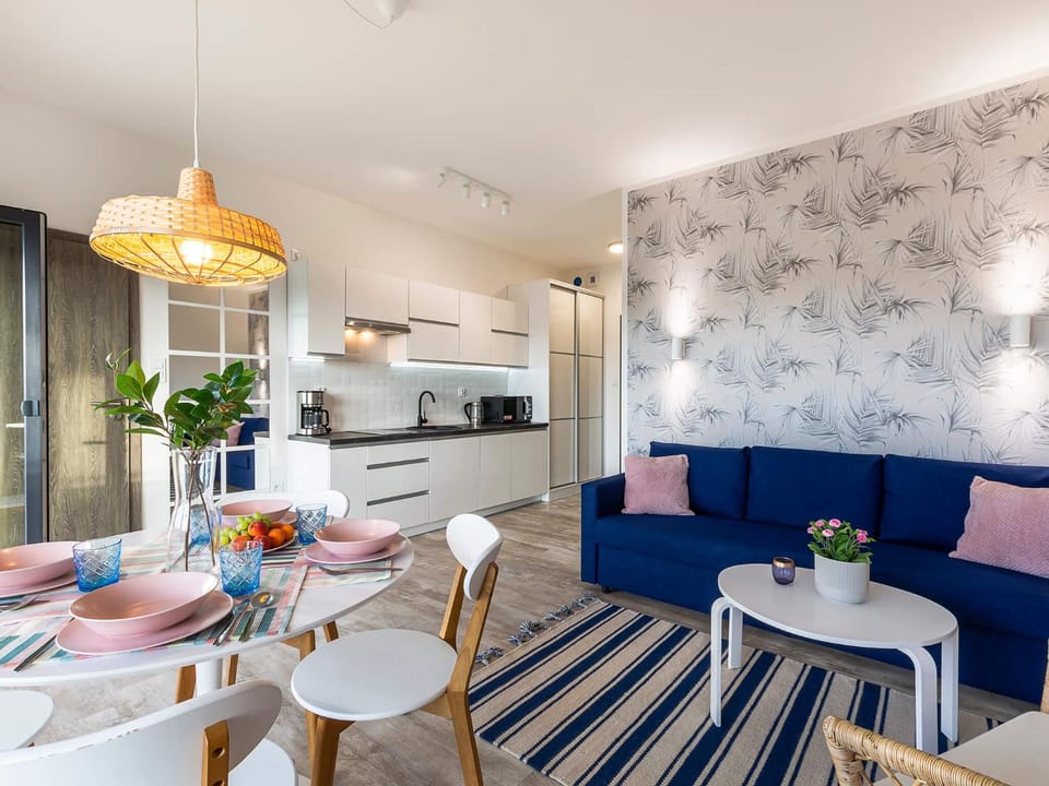 Kitchen or kitchenette, Living room, Seating area, Dining area