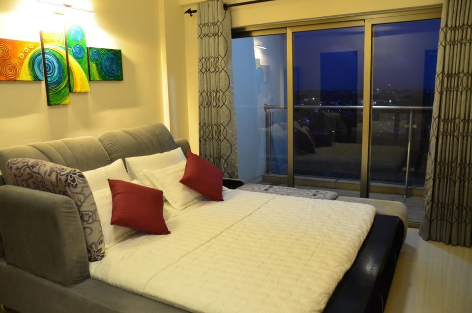Bed, Balcony/Terrace, City view