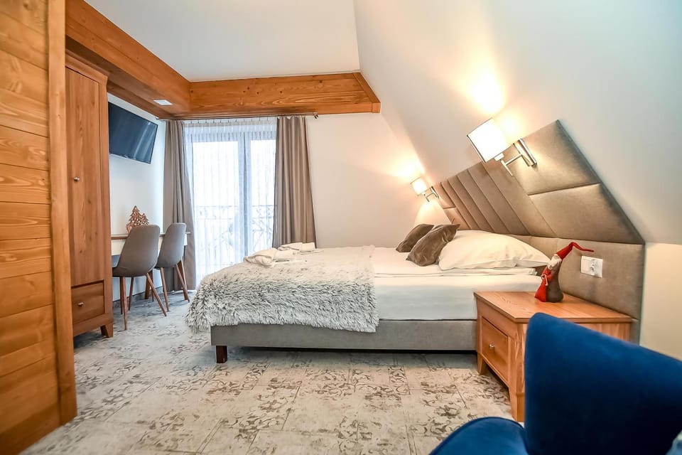 Bed, Living room, Photo of the whole room, Seating area, Bedroom, wardrobe