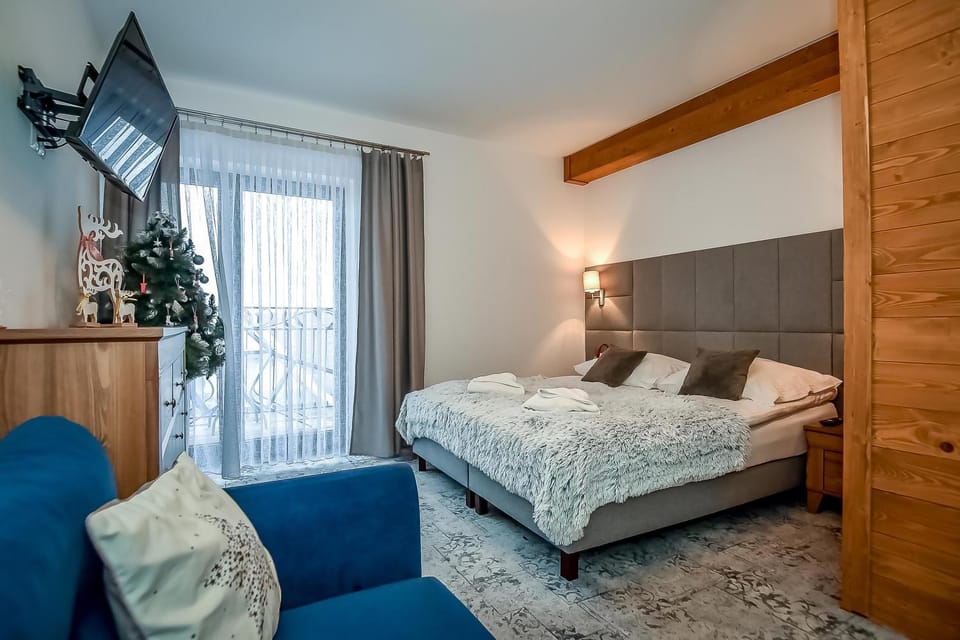 Bed, TV and multimedia, Living room, Photo of the whole room, Seating area, Bedroom