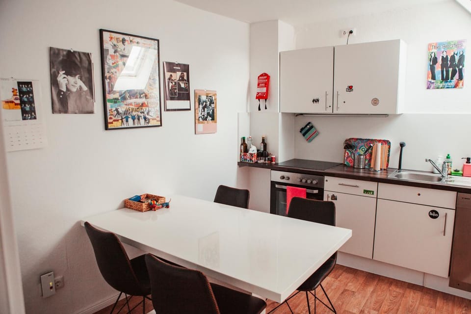 Coffee/tea facilities, Kitchen or kitchenette, Dining area, Breakfast, oven, stove, toaster